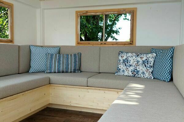 Gartenhaus Sofa mit Outdoortsoffen bezogen