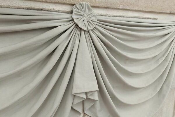 Barockbehang mit Stoffrosette
