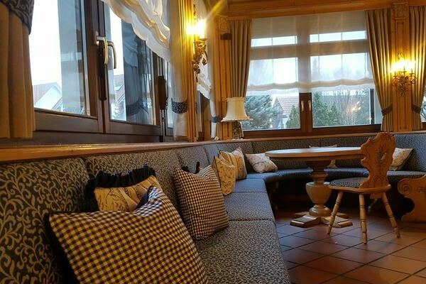 Restaurantb�nke und St�hle am Kaiserstuhl neu gepolstert und bezogen